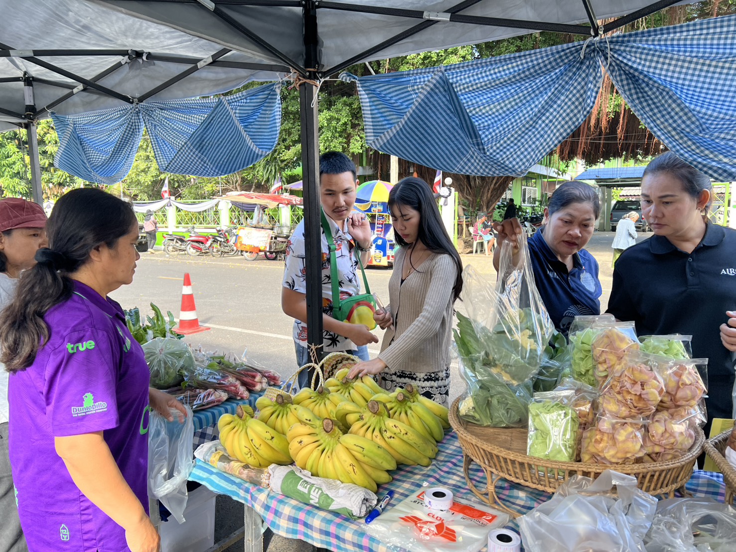 title - วันที่ 23 ธันวาคม 2568 เวลา 08.30 น. นายประเสริฐ กาญจนเกียรติกุล ปฏิรูปที่ดินจังหวัดบุรีรัมย์ มอบหมายเจ้าหน้าที่ ส.ป.ก.บุรีรัมย์จัดโครงการส่งความสุขปีใหม่มอบให้เกษตรกรในเขตปฏิรูปที่ดินจังหวัดบุรีรัมย์ ประจำปี พ.ศ. 2569